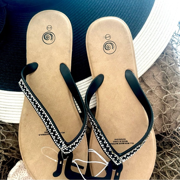 NWT! FUN JEWELED FLIP FLOPS. SIZE 9/10 - Picture 4 of 5